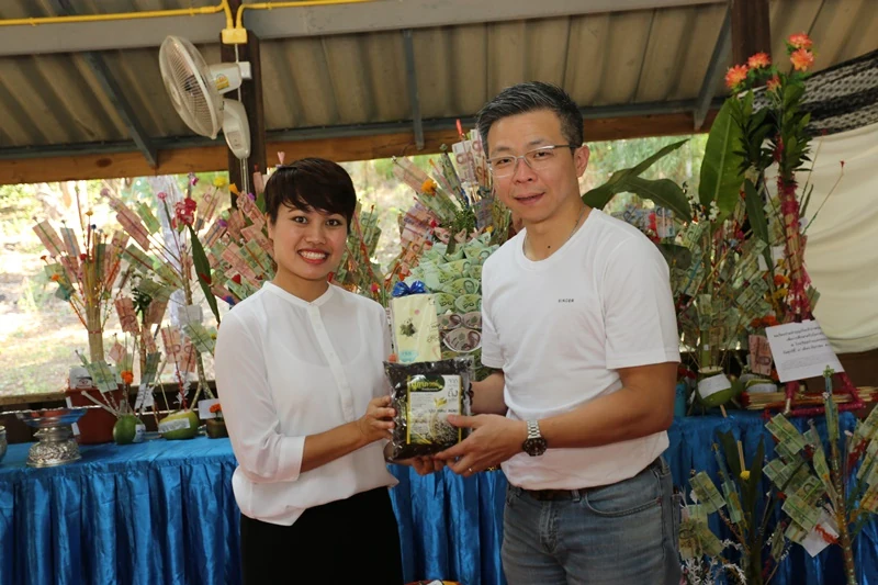 บริษัท ซิงเกอร์ประเทศไทย จำกัด (มหาชน) ทอดผ้าป่าเพื่อการศึกษา เพื่อซ่อมแซมอาคารเรียนชั้นอนุบาลของ โรงเรียนบ้านแม่กลองเก่า อำเภออุ้มผาง จังหวัดตาก