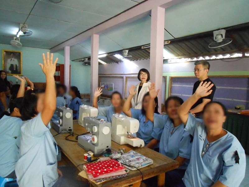 จัดกิจกรรม “สร้างงาน สร้างอาชีพ” ด้านการร่วมพัฒนาชุมชนและสังคม โดยการฝึกอาชีพด้านการตัดเย็บให้กลุ่มผู้ต้องขังหญิง