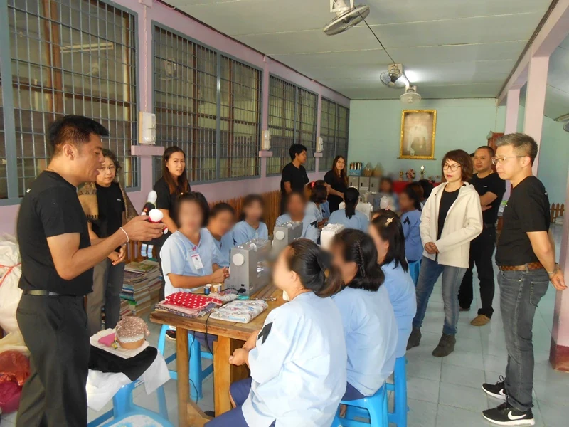จัดกิจกรรม “สร้างงาน สร้างอาชีพ” ด้านการร่วมพัฒนาชุมชนและสังคม โดยการฝึกอาชีพด้านการตัดเย็บให้กลุ่มผู้ต้องขังหญิง