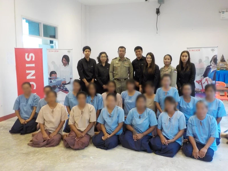 จัดกิจกรรม “สร้างงาน สร้างอาชีพ” ด้านการร่วมพัฒนาชุมชนและสังคม โดยการฝึกอาชีพด้านการตัดเย็บ เทคนิคการต่อผ้าห่ม ให้กลุ่มผู้ต้องขังหญิง