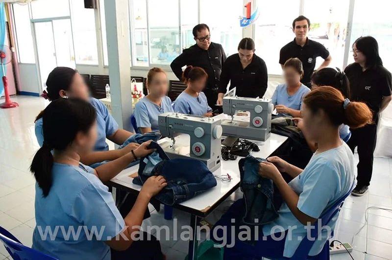 จัดกิจกรรม “สร้างงาน สร้างอาชีพ” ด้านการร่วมพัฒนาชุมชนและสังคม โดยการฝึกอาชีพด้านการตัดเย็บ ซ่อมแซมเสื้อผ้า ให้กลุ่มผู้ต้องขังหญิง