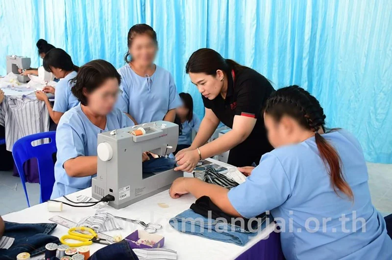 จัดกิจกรรม “สร้างงาน สร้างอาชีพ” ด้านการร่วมพัฒนาชุมชนและสังคม โดยการฝึกอาชีพด้านการตัดเย็บ ซ่อมแซมเสื้อผ้า ให้กลุ่มผู้ต้องขังหญิง
