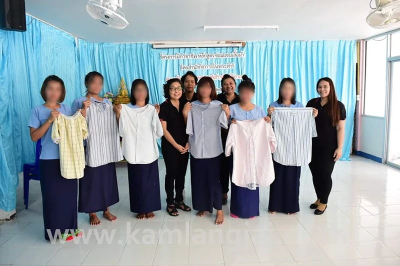 จัดกิจกรรม “สร้างงาน สร้างอาชีพ” ด้านการร่วมพัฒนาชุมชนและสังคม โดยการฝึกอาชีพด้านการตัดเย็บ ซ่อมแซมเสื้อผ้า ให้กลุ่มผู้ต้องขังหญิง