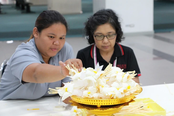 จัดกิจกรรมร่วมกับจิตอาสา “ประดิษฐ์ดอกไม้จันทน์พระราชทาน” เพื่อทูลเกล้า ทูลกระหม่อม ถวายในพระราชพิธีถวายพระเพลิงพระบรมศพ