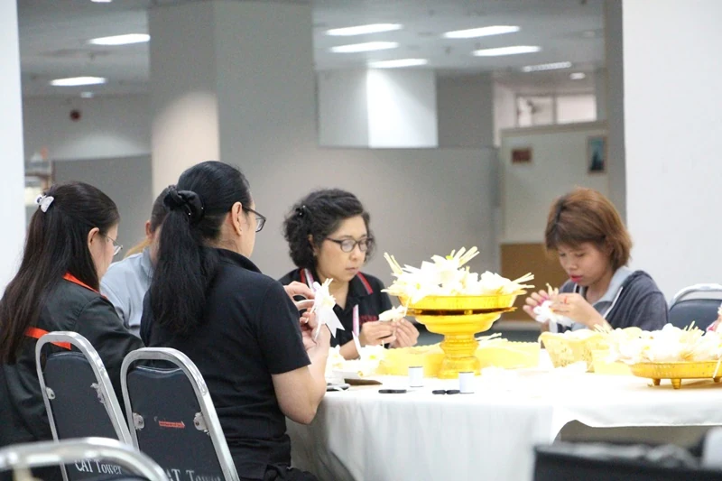 จัดกิจกรรมร่วมกับจิตอาสา “ประดิษฐ์ดอกไม้จันทน์พระราชทาน” เพื่อทูลเกล้า ทูลกระหม่อม ถวายในพระราชพิธีถวายพระเพลิงพระบรมศพ