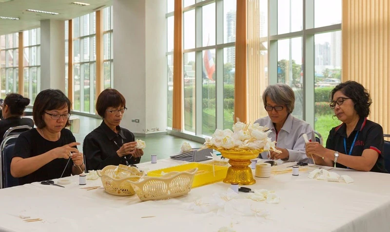 จัดกิจกรรมร่วมกับจิตอาสา “ประดิษฐ์ดอกไม้จันทน์พระราชทาน” เพื่อทูลเกล้า ทูลกระหม่อม ถวายในพระราชพิธีถวายพระเพลิงพระบรมศพ