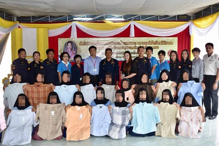 จัดกิจกรรม “สร้างงาน สร้างอาชีพ” ด้านการร่วมพัฒนาชุมชนและสังคม โดยการฝึกอาชีพด้านการตัดเย็บ ซ่อมแซมเสื้อผ้า ให้กลุ่มผู้ต้องขังหญิง เรือนจำจังหวัดนราธิวาส
