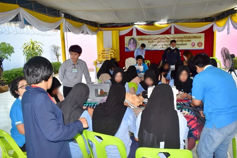 จัดกิจกรรม “สร้างงาน สร้างอาชีพ” ด้านการร่วมพัฒนาชุมชนและสังคม โดยการฝึกอาชีพด้านการตัดเย็บ ซ่อมแซมเสื้อผ้า ให้กลุ่มผู้ต้องขังหญิง เรือนจำจังหวัดนราธิวาส