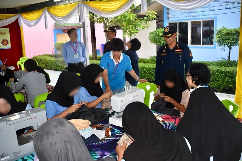 จัดกิจกรรม “สร้างงาน สร้างอาชีพ” ด้านการร่วมพัฒนาชุมชนและสังคม โดยการฝึกอาชีพด้านการตัดเย็บ ซ่อมแซมเสื้อผ้า ให้กลุ่มผู้ต้องขังหญิง เรือนจำจังหวัดนราธิวาส