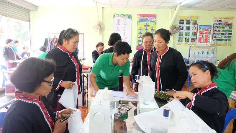 จัดกิจกรรม “สร้างงาน สร้างอาชีพ” ด้านการพัฒนาคุณภาพชีวิต ส่งเสริมให้ประชาชนในท้องถิ่นมีงานทำ ส่งผลให้วิถีชีวิตของคนในท้องถิ่น มีความเป็นอยู่ที่ดีขึ้น