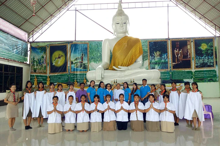 จัดกิจกรรม “สร้างงาน สร้างอาชีพ” ด้านการส่งเสริมการพัฒนาเด็กและเยาวชน โดยจัดสอน การตัดเย็บเสื้อและกางเกง (ชุดสีขาว) สำหรับใส่ปฏิบัติธรรม
