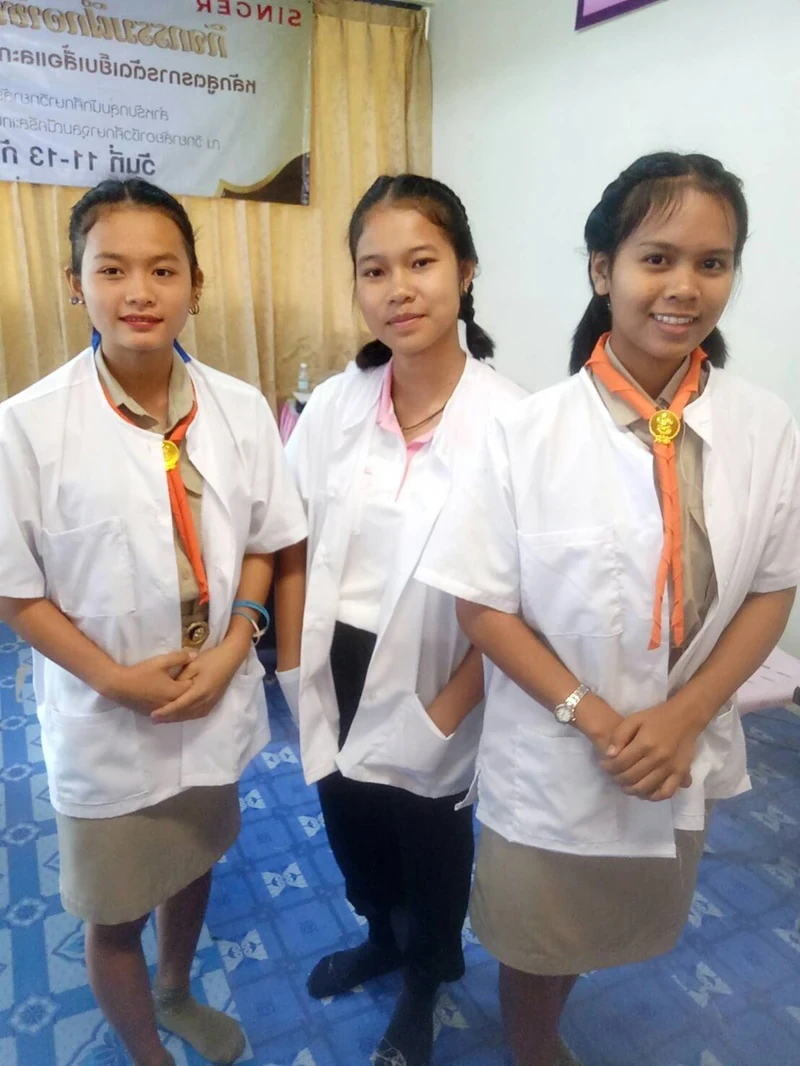 จัดกิจกรรม “สร้างงาน สร้างอาชีพ” ด้านการส่งเสริมการพัฒนาเด็กและเยาวชน โดยจัดสอน การตัดเย็บเสื้อและกางเกง (ชุดสีขาว) สำหรับใส่ปฏิบัติธรรม