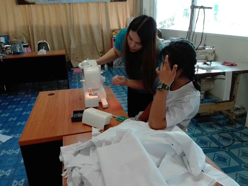 จัดกิจกรรม “สร้างงาน สร้างอาชีพ” ด้านการส่งเสริมการพัฒนาเด็กและเยาวชน โดยจัดสอน การตัดเย็บเสื้อและกางเกง (ชุดสีขาว) สำหรับใส่ปฏิบัติธรรม