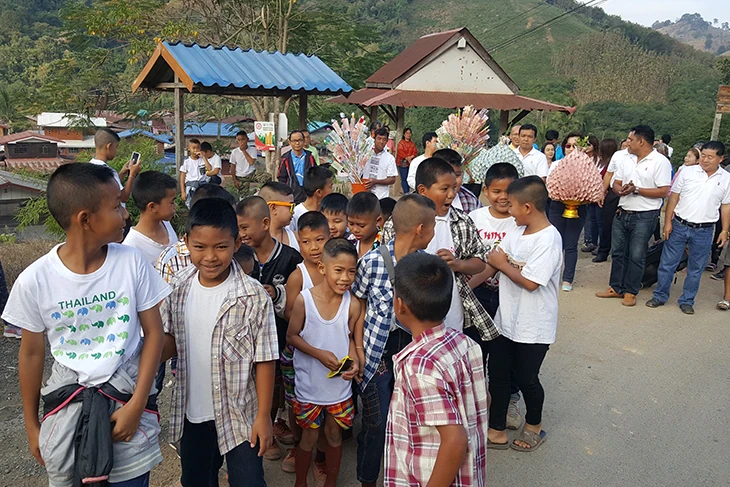 บริษัท ซิงเกอร์ประเทศไทย จำกัด (มหาชน) ทอดผ้าป่าเพื่อการศึกษา เพื่อสมทบทุนซ่อมแซมห้องน้ำและปรับปรุงห้องสมุดให้ได้มาตรฐาน