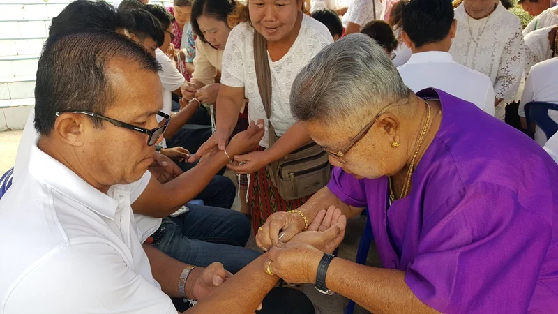 บริษัท ซิงเกอร์ประเทศไทย จำกัด (มหาชน) ทอดผ้าป่าเพื่อการศึกษา เพื่อสมทบทุนซ่อมแซมห้องน้ำและปรับปรุงห้องสมุดให้ได้มาตรฐาน