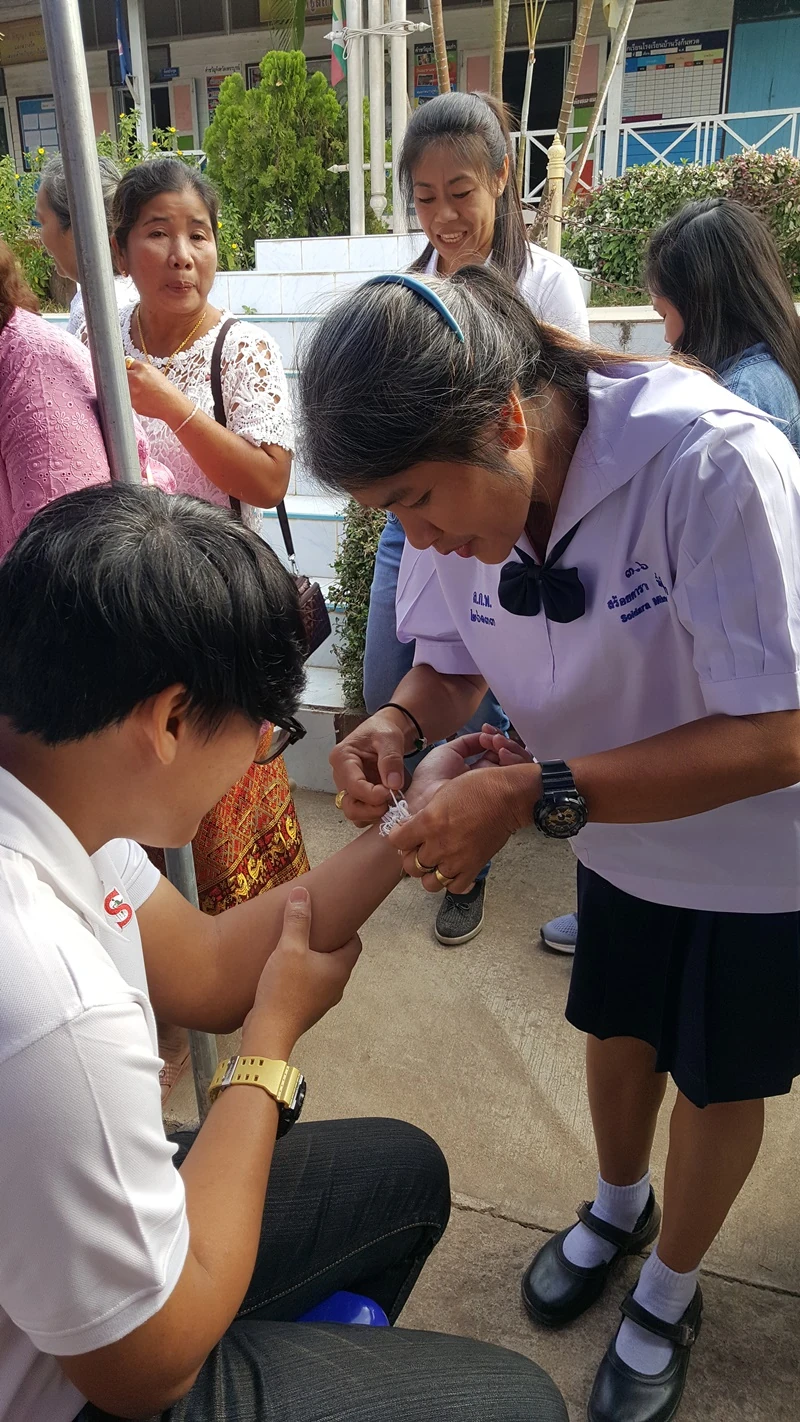 บริษัท ซิงเกอร์ประเทศไทย จำกัด (มหาชน) ทอดผ้าป่าเพื่อการศึกษา เพื่อสมทบทุนซ่อมแซมห้องน้ำและปรับปรุงห้องสมุดให้ได้มาตรฐาน