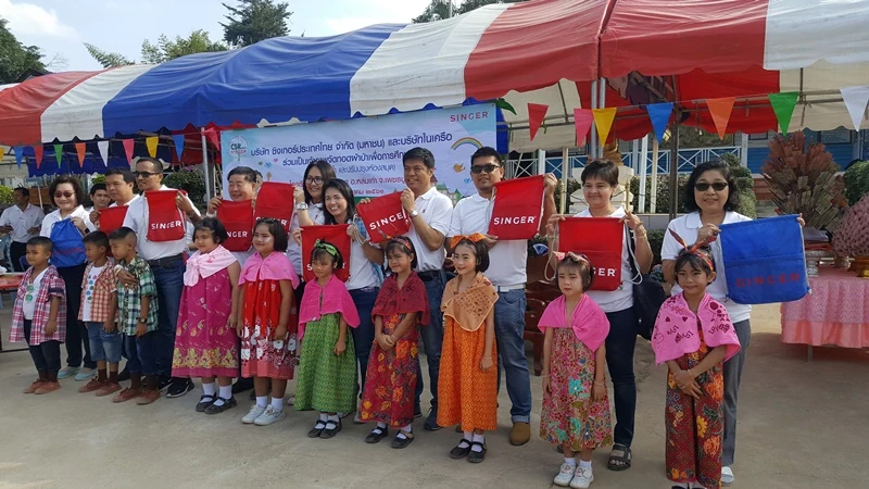 บริษัท ซิงเกอร์ประเทศไทย จำกัด (มหาชน) ทอดผ้าป่าเพื่อการศึกษา เพื่อสมทบทุนซ่อมแซมห้องน้ำและปรับปรุงห้องสมุดให้ได้มาตรฐาน