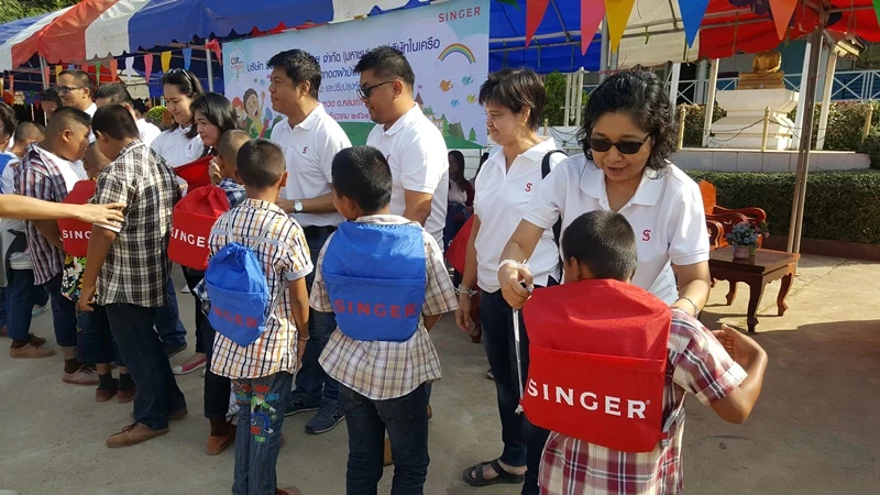 บริษัท ซิงเกอร์ประเทศไทย จำกัด (มหาชน) ทอดผ้าป่าเพื่อการศึกษา เพื่อสมทบทุนซ่อมแซมห้องน้ำและปรับปรุงห้องสมุดให้ได้มาตรฐาน