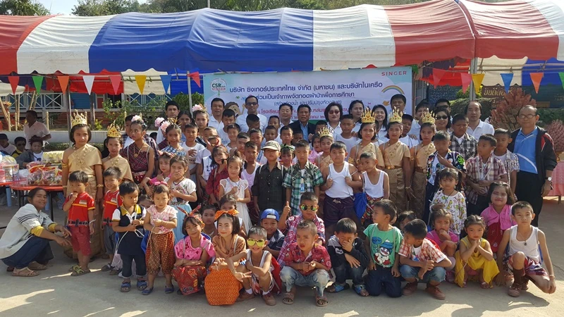 บริษัท ซิงเกอร์ประเทศไทย จำกัด (มหาชน) ทอดผ้าป่าเพื่อการศึกษา เพื่อสมทบทุนซ่อมแซมห้องน้ำและปรับปรุงห้องสมุดให้ได้มาตรฐาน