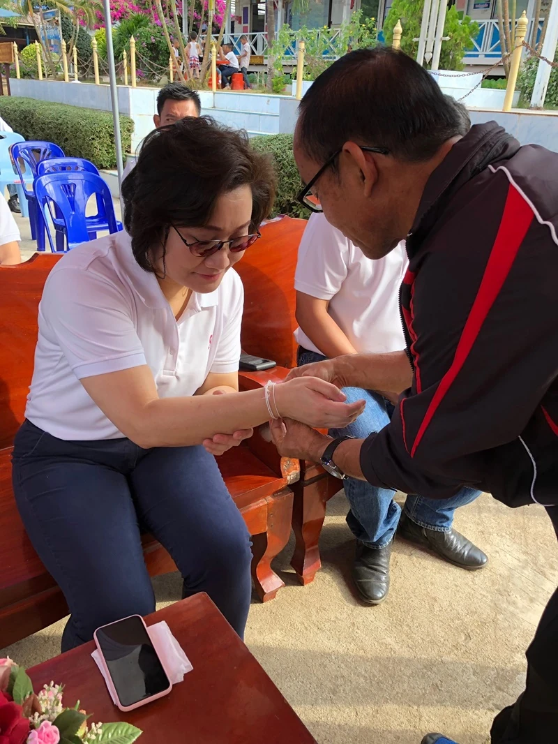 บริษัท ซิงเกอร์ประเทศไทย จำกัด (มหาชน) ทอดผ้าป่าเพื่อการศึกษา เพื่อสมทบทุนซ่อมแซมห้องน้ำและปรับปรุงห้องสมุดให้ได้มาตรฐาน