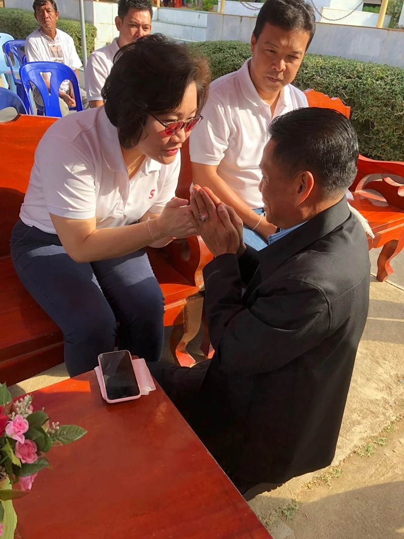 บริษัท ซิงเกอร์ประเทศไทย จำกัด (มหาชน) ทอดผ้าป่าเพื่อการศึกษา เพื่อสมทบทุนซ่อมแซมห้องน้ำและปรับปรุงห้องสมุดให้ได้มาตรฐาน