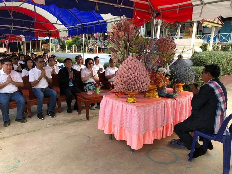บริษัท ซิงเกอร์ประเทศไทย จำกัด (มหาชน) ทอดผ้าป่าเพื่อการศึกษา เพื่อสมทบทุนซ่อมแซมห้องน้ำและปรับปรุงห้องสมุดให้ได้มาตรฐาน