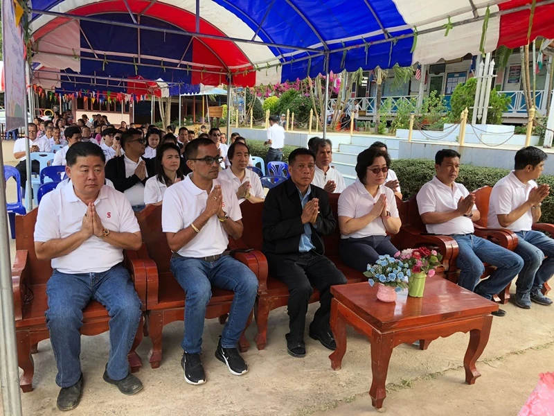 บริษัท ซิงเกอร์ประเทศไทย จำกัด (มหาชน) ทอดผ้าป่าเพื่อการศึกษา เพื่อสมทบทุนซ่อมแซมห้องน้ำและปรับปรุงห้องสมุดให้ได้มาตรฐาน