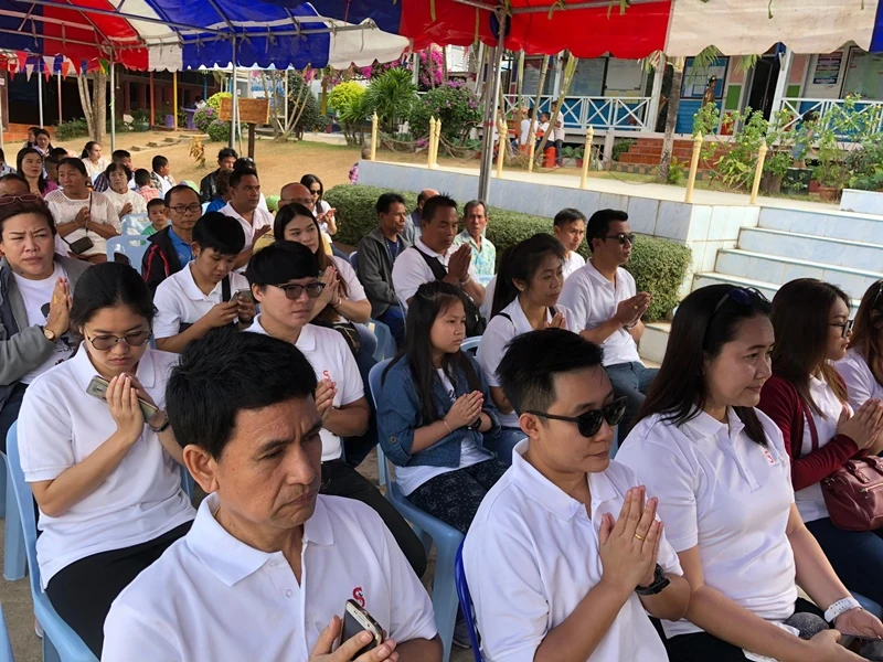 บริษัท ซิงเกอร์ประเทศไทย จำกัด (มหาชน) ทอดผ้าป่าเพื่อการศึกษา เพื่อสมทบทุนซ่อมแซมห้องน้ำและปรับปรุงห้องสมุดให้ได้มาตรฐาน