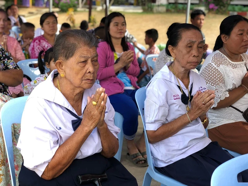 บริษัท ซิงเกอร์ประเทศไทย จำกัด (มหาชน) ทอดผ้าป่าเพื่อการศึกษา เพื่อสมทบทุนซ่อมแซมห้องน้ำและปรับปรุงห้องสมุดให้ได้มาตรฐาน