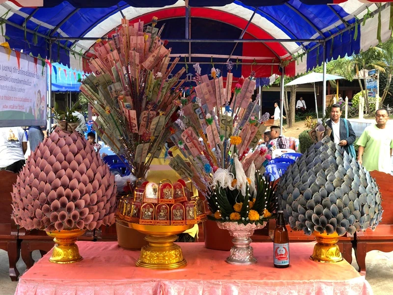 บริษัท ซิงเกอร์ประเทศไทย จำกัด (มหาชน) ทอดผ้าป่าเพื่อการศึกษา เพื่อสมทบทุนซ่อมแซมห้องน้ำและปรับปรุงห้องสมุดให้ได้มาตรฐาน