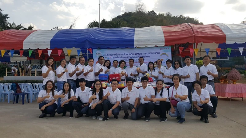 บริษัท ซิงเกอร์ประเทศไทย จำกัด (มหาชน) ทอดผ้าป่าเพื่อการศึกษา เพื่อสมทบทุนซ่อมแซมห้องน้ำและปรับปรุงห้องสมุดให้ได้มาตรฐาน