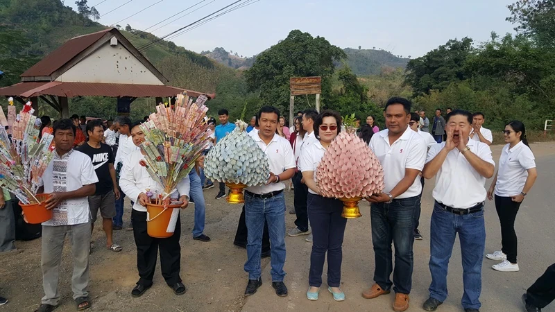 บริษัท ซิงเกอร์ประเทศไทย จำกัด (มหาชน) ทอดผ้าป่าเพื่อการศึกษา เพื่อสมทบทุนซ่อมแซมห้องน้ำและปรับปรุงห้องสมุดให้ได้มาตรฐาน