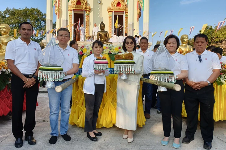 ในโอกาสเฉลิมฉลอง 130 ปี บริษัท ซิงเกอร์ประเทศไทย จำกัด (มหาชน) ร่วมเป็นเจ้าภาพทำบุญทอดผ้าป่าสามัคคี เพื่อสมทบทุนในการ บูรณะปิดทององค์พระประธาน