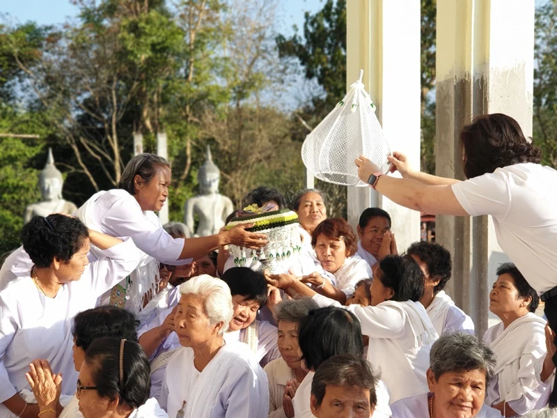 ในโอกาสเฉลิมฉลอง 130 ปี บริษัท ซิงเกอร์ประเทศไทย จำกัด (มหาชน) ร่วมเป็นเจ้าภาพทำบุญทอดผ้าป่าสามัคคี เพื่อสมทบทุนในการ บูรณะปิดทององค์พระประธาน
