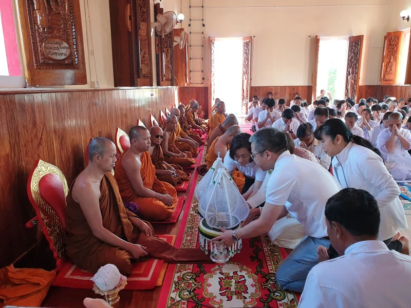 ในโอกาสเฉลิมฉลอง 130 ปี บริษัท ซิงเกอร์ประเทศไทย จำกัด (มหาชน) ร่วมเป็นเจ้าภาพทำบุญทอดผ้าป่าสามัคคี เพื่อสมทบทุนในการ บูรณะปิดทององค์พระประธาน