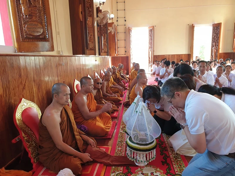 ในโอกาสเฉลิมฉลอง 130 ปี บริษัท ซิงเกอร์ประเทศไทย จำกัด (มหาชน) ร่วมเป็นเจ้าภาพทำบุญทอดผ้าป่าสามัคคี เพื่อสมทบทุนในการ บูรณะปิดทององค์พระประธาน