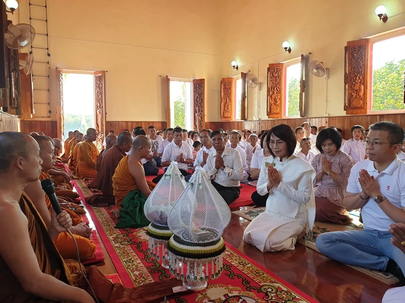 ในโอกาสเฉลิมฉลอง 130 ปี บริษัท ซิงเกอร์ประเทศไทย จำกัด (มหาชน) ร่วมเป็นเจ้าภาพทำบุญทอดผ้าป่าสามัคคี เพื่อสมทบทุนในการ บูรณะปิดทององค์พระประธาน