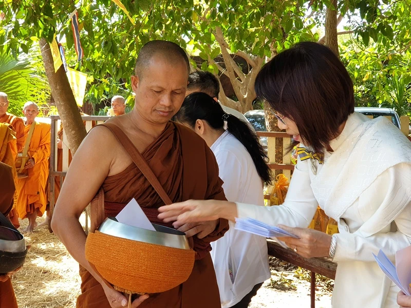 ในโอกาสเฉลิมฉลอง 130 ปี บริษัท ซิงเกอร์ประเทศไทย จำกัด (มหาชน) ร่วมเป็นเจ้าภาพทำบุญทอดผ้าป่าสามัคคี เพื่อสมทบทุนในการ บูรณะปิดทององค์พระประธาน