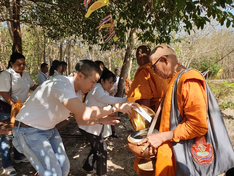 ในโอกาสเฉลิมฉลอง 130 ปี บริษัท ซิงเกอร์ประเทศไทย จำกัด (มหาชน) ร่วมเป็นเจ้าภาพทำบุญทอดผ้าป่าสามัคคี เพื่อสมทบทุนในการ บูรณะปิดทององค์พระประธาน