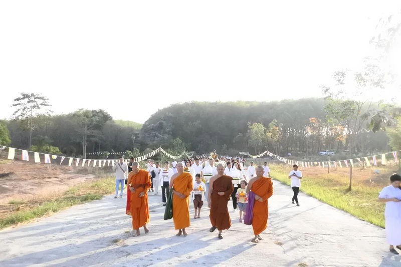 ในโอกาสเฉลิมฉลอง 130 ปี บริษัท ซิงเกอร์ประเทศไทย จำกัด (มหาชน) ร่วมเป็นเจ้าภาพทำบุญทอดผ้าป่าสามัคคี เพื่อสมทบทุนในการ บูรณะปิดทององค์พระประธาน