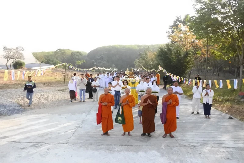 ในโอกาสเฉลิมฉลอง 130 ปี บริษัท ซิงเกอร์ประเทศไทย จำกัด (มหาชน) ร่วมเป็นเจ้าภาพทำบุญทอดผ้าป่าสามัคคี เพื่อสมทบทุนในการ บูรณะปิดทององค์พระประธาน