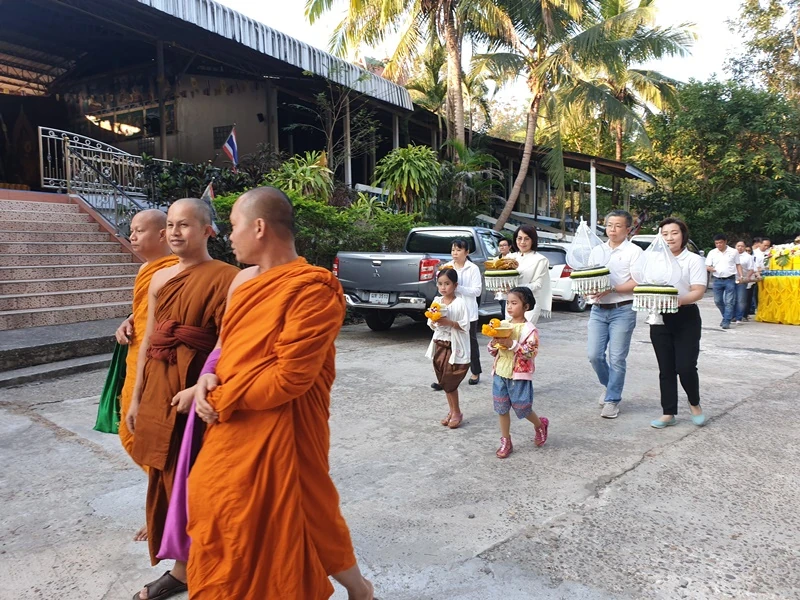 ในโอกาสเฉลิมฉลอง 130 ปี บริษัท ซิงเกอร์ประเทศไทย จำกัด (มหาชน) ร่วมเป็นเจ้าภาพทำบุญทอดผ้าป่าสามัคคี เพื่อสมทบทุนในการ บูรณะปิดทององค์พระประธาน