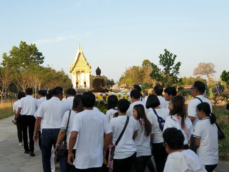 ในโอกาสเฉลิมฉลอง 130 ปี บริษัท ซิงเกอร์ประเทศไทย จำกัด (มหาชน) ร่วมเป็นเจ้าภาพทำบุญทอดผ้าป่าสามัคคี เพื่อสมทบทุนในการ บูรณะปิดทององค์พระประธาน