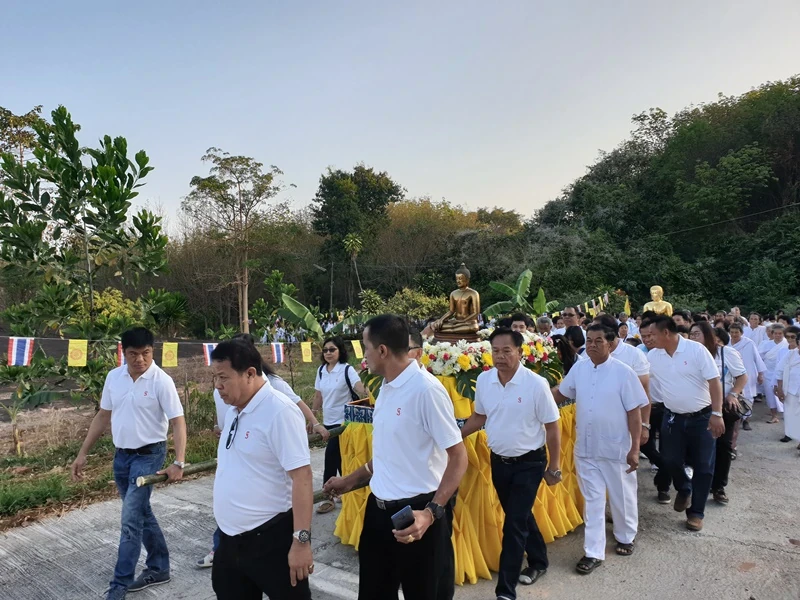 ในโอกาสเฉลิมฉลอง 130 ปี บริษัท ซิงเกอร์ประเทศไทย จำกัด (มหาชน) ร่วมเป็นเจ้าภาพทำบุญทอดผ้าป่าสามัคคี เพื่อสมทบทุนในการ บูรณะปิดทององค์พระประธาน