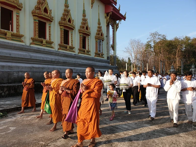 ในโอกาสเฉลิมฉลอง 130 ปี บริษัท ซิงเกอร์ประเทศไทย จำกัด (มหาชน) ร่วมเป็นเจ้าภาพทำบุญทอดผ้าป่าสามัคคี เพื่อสมทบทุนในการ บูรณะปิดทององค์พระประธาน