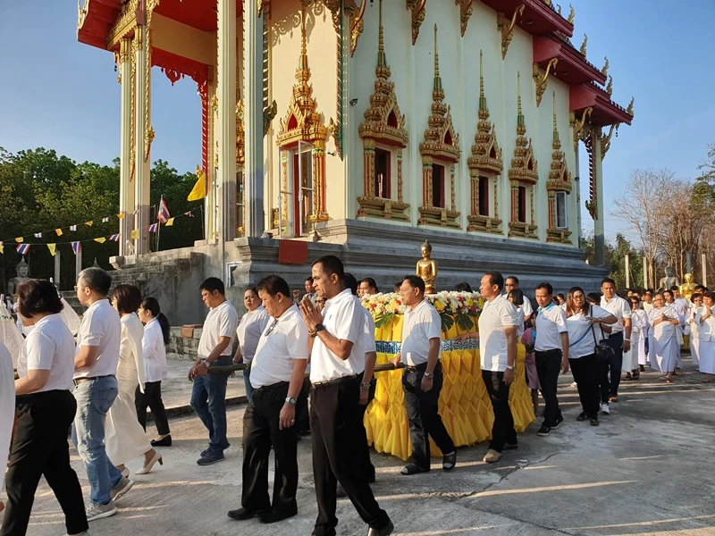 ในโอกาสเฉลิมฉลอง 130 ปี บริษัท ซิงเกอร์ประเทศไทย จำกัด (มหาชน) ร่วมเป็นเจ้าภาพทำบุญทอดผ้าป่าสามัคคี เพื่อสมทบทุนในการ บูรณะปิดทององค์พระประธาน