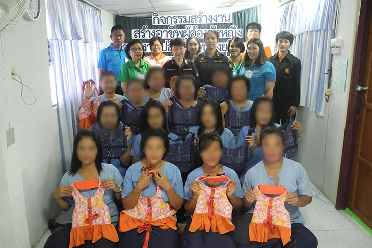 จัดกิจกรรม “สร้างงาน สร้างอาชีพ” ด้านการร่วมพัฒนาชุมชนและสังคม โดยการฝึกอาชีพด้านการ ซ่อมแซมเสื้อผ้าและตัดเย็บชุดสุนัข ให้กลุ่มผู้ต้องขังหญิง เรือนจำจังหวัดสุโขทัย