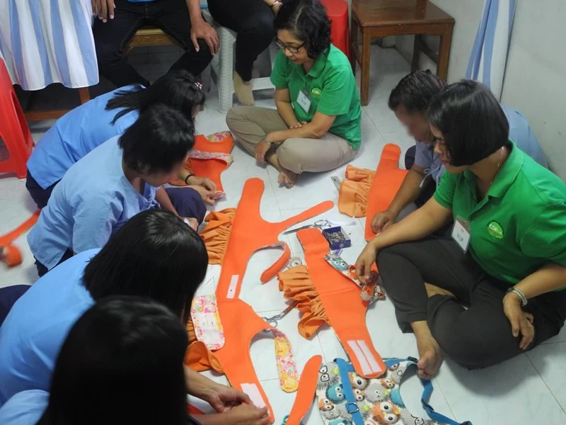 จัดกิจกรรม “สร้างงาน สร้างอาชีพ” ด้านการร่วมพัฒนาชุมชนและสังคม โดยการฝึกอาชีพด้านการ ซ่อมแซมเสื้อผ้าและตัดเย็บชุดสุนัข ให้กลุ่มผู้ต้องขังหญิง เรือนจำจังหวัดสุโขทัย