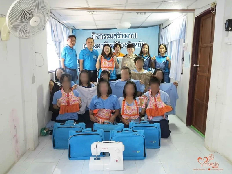 จัดกิจกรรม “สร้างงาน สร้างอาชีพ” ด้านการร่วมพัฒนาชุมชนและสังคม โดยการฝึกอาชีพด้านการ ซ่อมแซมเสื้อผ้าและตัดเย็บชุดสุนัข ให้กลุ่มผู้ต้องขังหญิง เรือนจำจังหวัดสุโขทัย