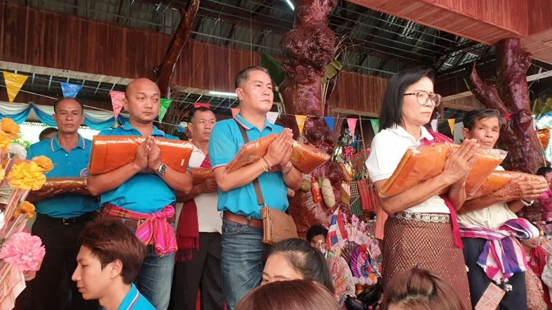 บริษัท ซิงเกอร์ประเทศไทย จำกัด (มหาชน) ร่วมเป็นเจ้าภาพทำบุญร่วมเป็นเจ้าภาพทอดกฐินสามัคคี เพื่อสมทบทุน “สร้างฝ้าเพดานศาลาหอฉันทรงไทยประยุกต์ ขนาดกว้าง ๑๔ เมตร ยาว ๒๔ เมตร”